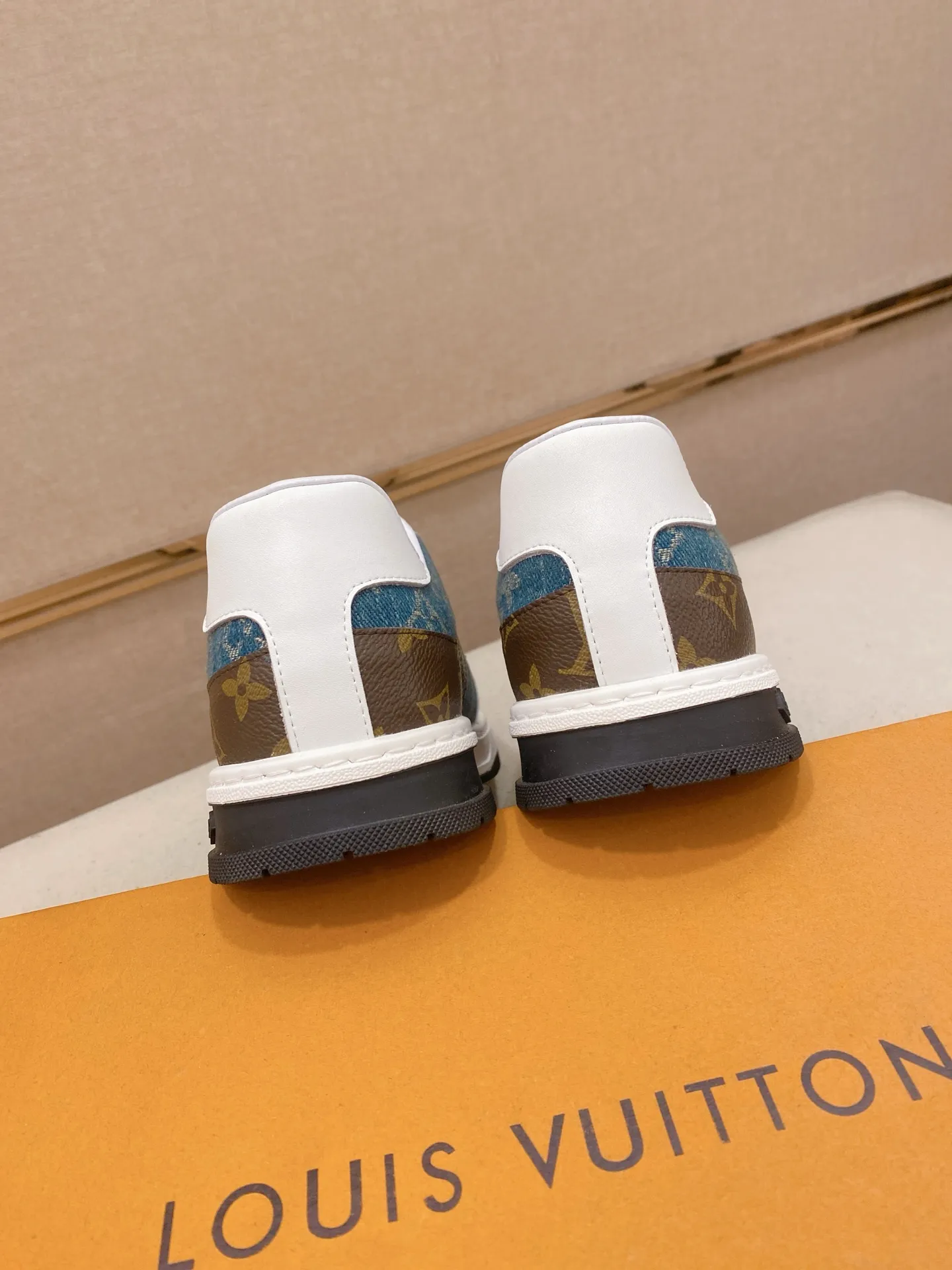 Factory price: 400 men's shoes💰🇮🇹🇮🇹LV Louis Vuitton. The latest fashionable casual shoes are popular in physical stores. New spring and summer comfortable imported custom original cowhide, unique jacquard fabric element design. With sheepskin lining, Lv original bottom, [sun][sun] high-end packaging and high quality💪Details determine the quality, you can enter and exit the counter at will, welcome to compare🇮🇹Size 38-44